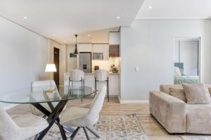 Η κουζίνα ή μικρή κουζίνα στο Cali Luxury Apartments 16 on Bree - Amber on Bree