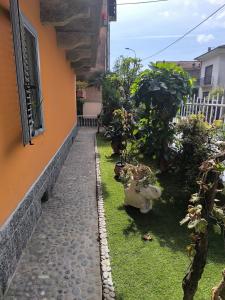 a small garden with plants and a building at Paradise Home just a few minutes from Lake Maggiore in Gravellona Toce
