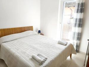 a bedroom with a bed with two towels on it at Paradise Home just a few minutes from Lake Maggiore in Gravellona Toce