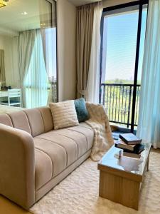 una sala de estar con un sofá y una mesa en i-CONDO, en Nakhon Ratchasima 20 fotos más
