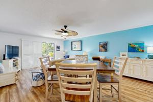 Φωτογραφία από το άλμπουμ του Ocean & pool-view condo with pool, patio, balcony & garage - walk to beach σε Anastasia Island