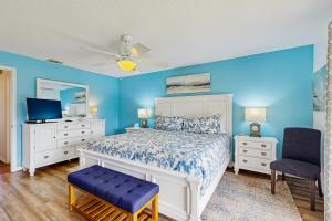 Ένα ή περισσότερα κρεβάτια σε δωμάτιο στο Ocean & pool-view condo with pool, patio, balcony & garage - walk to beach +19 φωτογραφίες