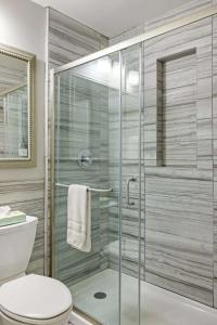 Ένα μπάνιο στο Brookwood Courtyard by BCA Furnished Apartments BCC1B 10 J