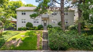 Κήπος έξω από το Brookwood Courtyard by BCA Furnished Apartments BCC1B 10 J