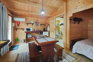 a room with a wooden cabin with a table and a bed at Mimosa Village - Turismo de Natureza in Mortágua