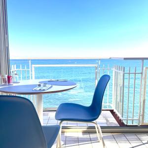 un tavolo e sedie con vista sull'oceano di Nina B&B a Giardini Naxos