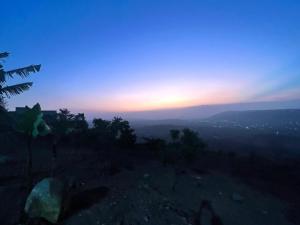 Photo de la galerie de l'établissement 1 Bedroom Sunset & Mountain View Chalet in Aburi, à Aburi