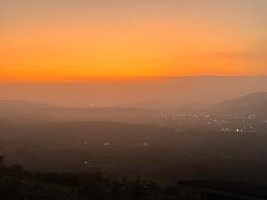 Photo de la galerie de l'établissement 1 Bedroom Sunset & Mountain View Chalet in Aburi, à Aburi