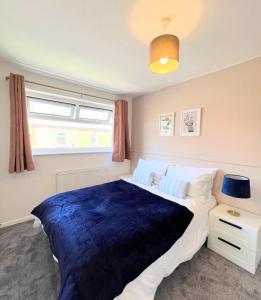 Ένα ή περισσότερα κρεβάτια σε δωμάτιο στο Well-Located 3BR Escape Near Lidl & Costco