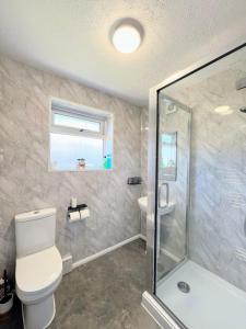 Ένα μπάνιο στο Well-Located 3BR Escape Near Lidl & Costco