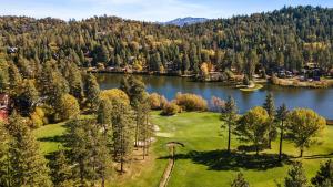 einen Luftblick auf einen Golfplatz neben einem See in der Unterkunft 5BDR Stay w Fireplace Game room Family-Friendly Amenities Arrowhead Chalet by AvantStay in Blue Jay