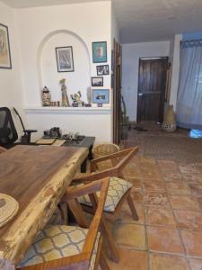 Posezení v ubytování Casa Corazón Beachfront private room & terrace!