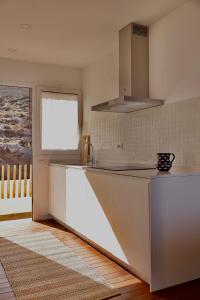 una cucina con un lavello e un piano di lavoro di Marea Alta a La Caleta