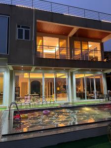 Πισίνα στο ή κοντά στο Mountain Crest Villa Lonavala