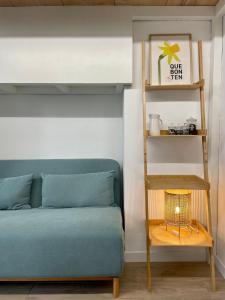 Habitación con cama y estante para libros en Bucolocale, en Aosta