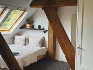 a bedroom with a bed and two windows at Verblijf bij Bynt in Sneek