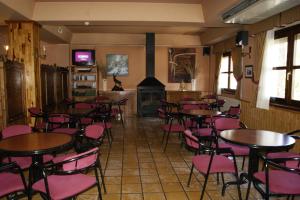 Salon ili bar u objektu Hotel Riopar Spa
