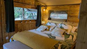 Ένα ή περισσότερα κρεβάτια σε δωμάτιο στο Le LODGE DE JULES