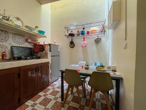 cocina con mesa pequeña y 2 sillas en AGADIR hay al FARAH, en Agadir 10 fotos más