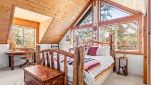 Φωτογραφία από το άλμπουμ του Big Tree Lodge Cozy Cabin w Firepit Piano Bar Deck σε Fawnskin