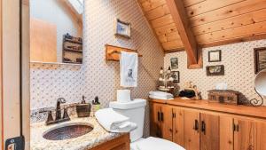 Η κουζίνα ή μικρή κουζίνα στο Big Tree Lodge Cozy Cabin w Firepit Piano Bar Deck +29 φωτογραφίες