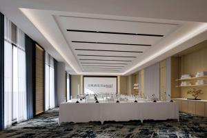 a large meeting room with a large white table at Fairfield by Marriott Yinchuan Xingqing in Yinchuan
