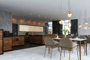 eine Küche und ein Esszimmer mit Tisch und Stühlen in der Unterkunft Four Points by Sheraton Accra Kotoka Airport in Accra