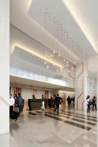 Eine Gruppe von Menschen, die in einer Lobby spazieren gehen in der Unterkunft Four Points by Sheraton Accra Kotoka Airport in Accra