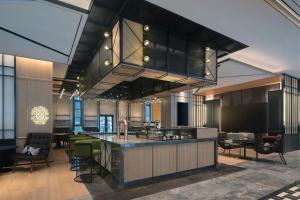 Una cocina con una gran isla en una habitación. en Four Points by Sheraton Xi'an Dayan Pagoda, en Xi'an