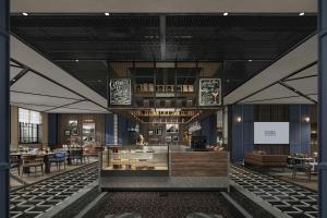 天津市にあるFour Points by Sheraton Tianjin Jiefang Bridgeのテーブルと椅子のあるレストランのレンダリング