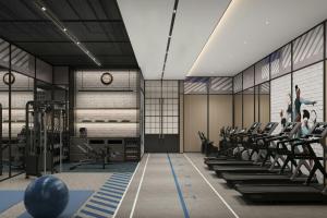 Un gimnasio con filas de equipos de ejercicio y un reloj. en Four Points by Sheraton Yantai Zhifu, en Yantai