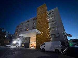 MendiolaにあるHotel VM Express Queretaroの建物の前に駐車された白いバン