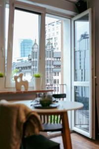 a room with a table and a large window at City Vibes Warsaw Sienna by P&M in Warsaw
