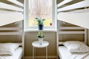 En eller flere senge i et værelse på Villa Gotland 12 bäddar