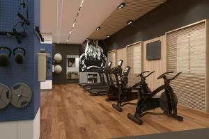 Un gimnasio con cintas de correr y bicicletas estáticas en una habitación. en Four Points by Sheraton Kinshasa, en Kinshasa