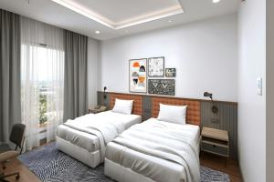 Una habitación de hotel con dos camas y un escritorio. en Four Points by Sheraton Kinshasa, en Kinshasa 16 fotos más