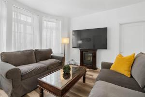 ケベック・シティーにあるSuite Belleのソファとコーヒーテーブルのあるリビングルーム