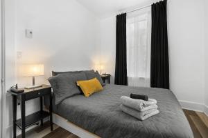 ケベック・シティーにあるSuite Belleのベッドルーム1室(テーブル、ランプ2つ付)