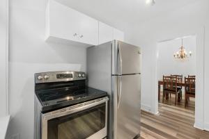 ケベック・シティーにあるSuite Belleのキッチン(コンロ、冷蔵庫付)