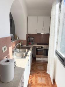 Kuchyň nebo kuchyňský kout v ubytování Fusha Apartment