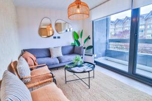 una sala de estar con un sofá y una mesa en HOM I 2D2B Piscina Jacuzzi Estacionamiento Privado, en Puerto Varas