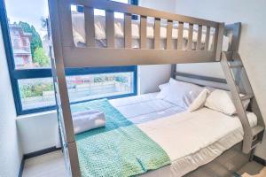 Un dormitorio con una litera con escalera. en HOM I 2D2B Piscina Jacuzzi Estacionamiento Privado, en Puerto Varas