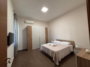 Un dormitorio con una cama con dos toallas encima. en La Fenice Central, en Reggio Calabria