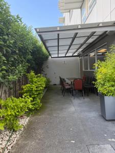 a patio with a table and chairs under awning at Hotel VM Express Queretaro in Mendiola
