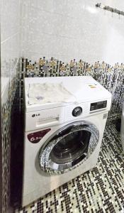 een wasmachine en droger in de badkamer bij New Cheap Apartments in Tashkent in Tasjkent +17 foto's