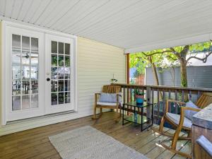 una veranda riparata con tavolo e sedie di Bright & Spacious 3BR Cottage Minutes to DC a Brentwood