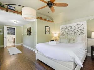una camera con letto bianco e ventilatore a soffitto di Bright & Spacious 3BR Cottage Minutes to DC a Brentwood