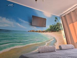 Un dormitorio con un mural del océano. en Air Bed - Milano Malpensa Airport, en Cardano al Campo