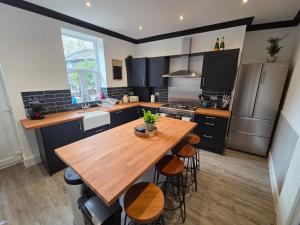 哈沃斯Bronte Hideaway的厨房配有木桌和台面