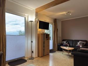 TV a/nebo společenská místnost v ubytování Ferienhaus mit Weitblick bei Medebach